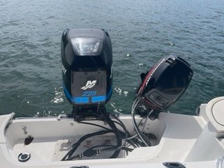 2000 Boston Whaler 23 Outrage - Image 3